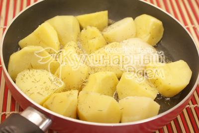 Масло разогреть на сковороде, выложить картофель и посыпать розмарином. Обжарить картофель со всех сторон