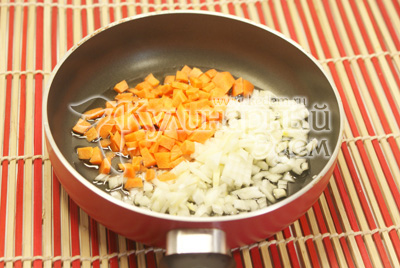 Морковку нарезать кубиками, лук нашинковать, обжаривать на растительном масле 3 минуты. Добавить в кастрюлю. 