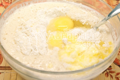 В миску просеять муку, добавить 2 белка и 1 желток, растопленное сливочное масло и соль