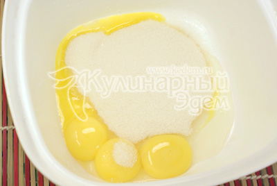 В отдельной миске смешать яйца, масло сливочное и подсолнечное, сахар и оставшиеся молоко