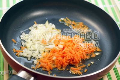 Морковь натрите, лук мелко нашинкуйте и обжарьте на растительном масле