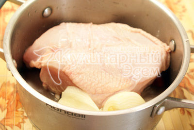 Куриную грудку с очищенной луковицей сварить. Вынуть куриную грудку, луковицу и процедить бульон
