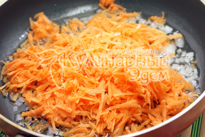 На сковороде с растительным маслом обжарить мелко нашинкованную луковицу и натертую морковь. 