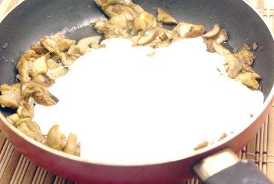 Белые грибы, жареные с луком и сметаной