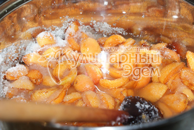 Сахар распустить в кипяченной воде. Сложить абрикосы в кастрюлю для варки и залить сахарным сиропом с лимонной кислотой