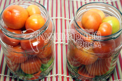Заложите чистыми и хорошо просушенными помидорчиками до верху