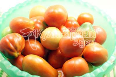 Помидоры перебрать, взять только небольшие спелые томаты
