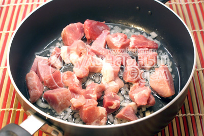 Мясо нарезать небольшими кусочками и обжарить вместе с мелко нашинкованным луком
