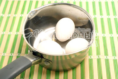 Яйца отварить до готовности. Остудить и очистить. Срезать крышечки и вынуть желтки
