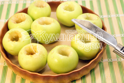 У каждого яблока аккуратно удалить сердцевину и выложить яблоки в форму для запекания