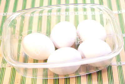 Яйца отварить вкрутую, почистить и отрезать «крышечки», вынуть желтки