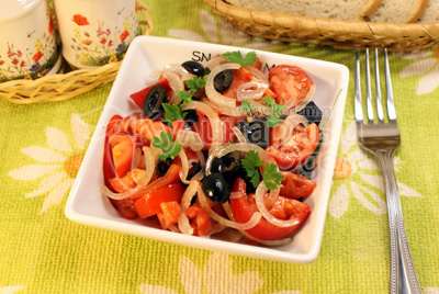 Салат с помидорами и маслинами