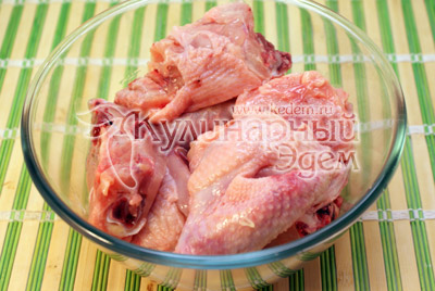 Курицу разрезать на небольшие порционные кусочки