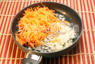 Вторую луковицу нашинковать, морковь натереть на терке. Все обжарить на растительном масле