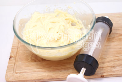 Когда тесто станет эластичным, переложить тесто в кондитерский шприц или мешочек