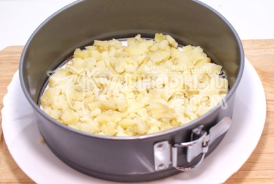 Картофель, яйца заранее отварить, почистить и остудить. Картофель порезать кубиками. Белки измельчить отдельно от желтков. Огурчики и ветчину порезать небольшими кубиками. Сыр потереть на крупной терке. Круглую форму поставить на блюдо и выложить слоем картофель. Смазать майонезом