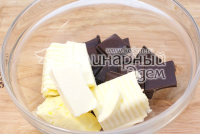 Шоколад и сливочное масло растопите и добавьте к желткам с сахаром. Хорошо перемешайте