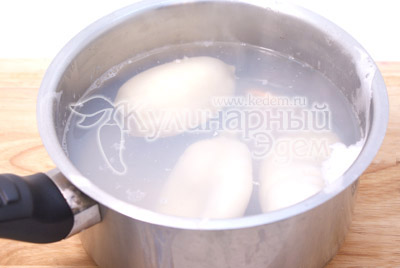 Яйца отварить и остудить. Кальмары очистить и отварить в подсоленной воде 2-3 минуты с момента закипания