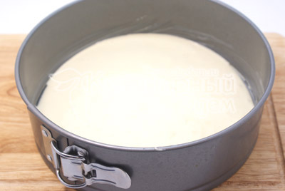 Форму для выпечки смазать маслом и вылить в форму тесто. Выпекать 10-12 минут при температуре 200 градусов С