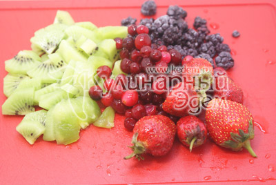 Фрукты и ягоды вымыть и нарезать небольшими кусочками