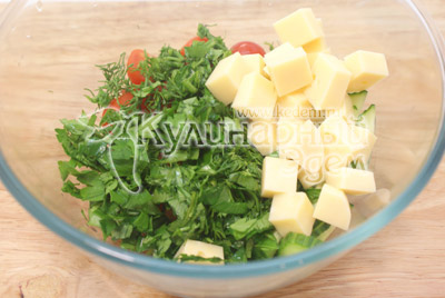 Добавить нашинкованную зелень и кубиками порезанный сыр
