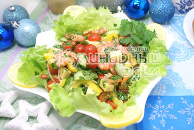 Овощной салат с креветками готов