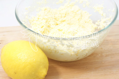 С лимона снять цедру и выдавить сок половины лимона. Цедру и сок лимона добавить в тесто