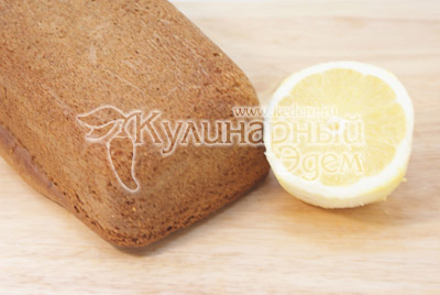 Выложить теплый кекс из формы и смазать смесью 3 ст. ложек сахара и соком второй половинки лимона