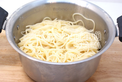 Спагетти отварить в подсоленной воде до готовности, слить воду и накрыть крышкой