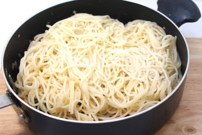 Как только овощи станут мягкими, добавить спагетти и перемешать