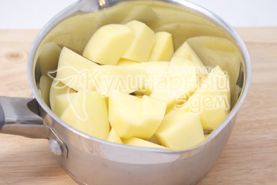 Картофель очистить и порезать небольшими ломтиками