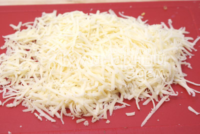 Сыр натереть и смешать с майонезом и прессованным чесноком