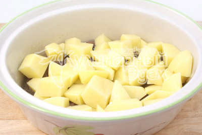 Добавить сверху кубиками нарезанный картофель