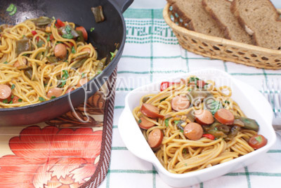 Спагетти с овощами и сосисками