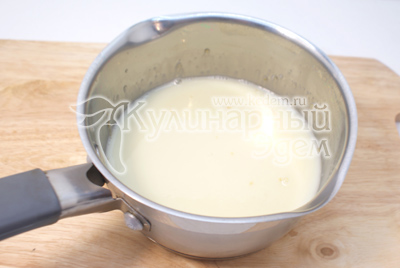 Оставшийся желатин нагреть с 1/4 стакана воды и добавить сгущенное молоко