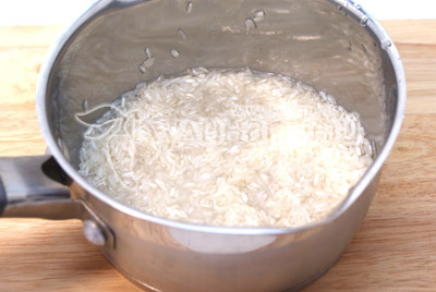 В половине куриного бульона отварите рис до готовности. немного посолите