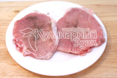 Мясо разрезать на стейки, посолить и поперчить