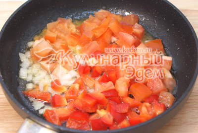 В сковороде с небольшим количеством масла обжарить мелко нашинкованный лук и кубиками порезанные помидоры