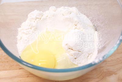 Муку просеять в миску, добавить соль и яйцо