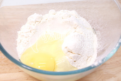 Муку просеять в миску, добавить яйцо, молоко, растительное масло и соль