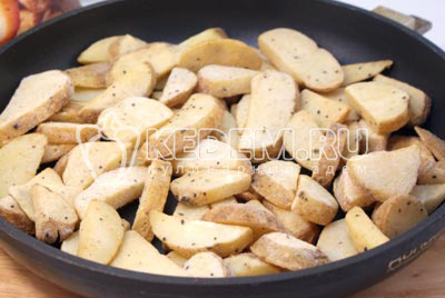 Картофельные дольки выложить в слой на противень или сковороду и готовить в духовке 10-15 минут при температуре 200 градусов С