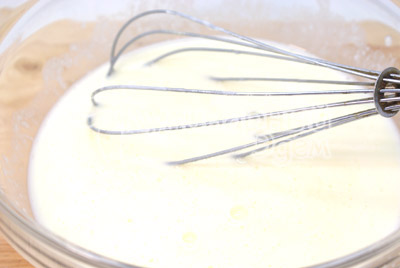 Муку просеять добавить порциями в молочную смесь и замесить тесто. Добавить растительное масло и оставить на 30 минут