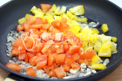 Лук мелко нашинковать и обжаривать на небольшом количестве масла, добавить кубиками нарезанный перец и помидоры. Обжаривать 2-3 минуты