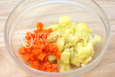 Картофель и морковь отварить, почистить и нарезать кубиками. смешать в миске готовые овощи