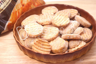 Картофельные ломтики выложить на противень или блюдо для запекания и готовить в духовке 10-12 минут при температуре 200 градусов С