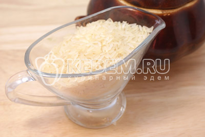 Рис промыть и выложить в горшочек