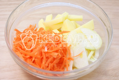 Картофель, морковь, лук очистить. Картофель нарезать ломтиками, лук полукольцами, а морковь натереть на крупной терке