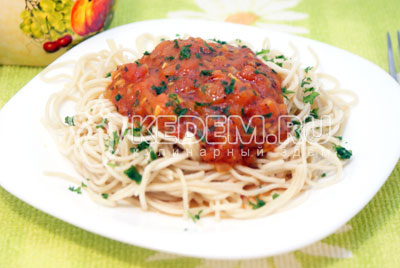 Спагетти с томатным соусом и базиликом