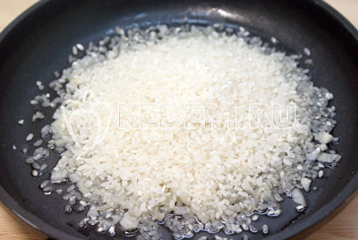 Добавить рис и обжаривать еще 2-3 минуты, помешивая