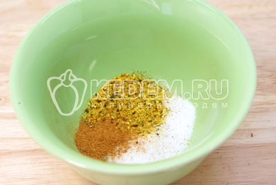 В отдельной миске смешать специи, соль и 2 столовых ложки растительного масла